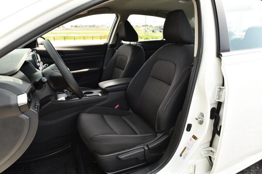 Nissan Altima Vehicle Image 17