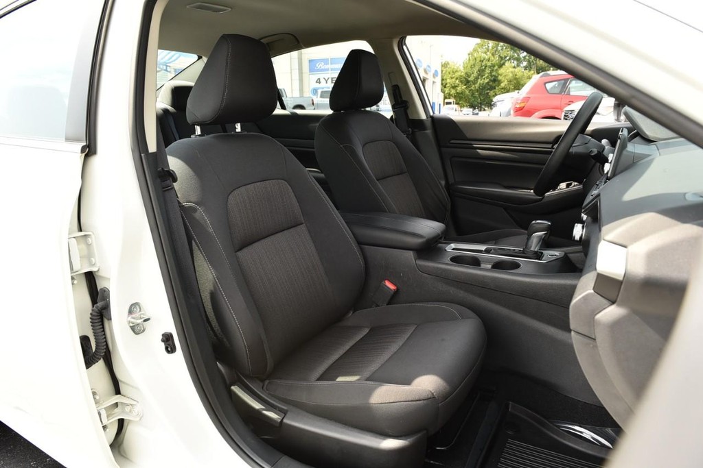Nissan Altima Vehicle Image 18