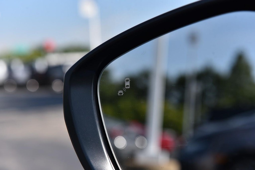 Honda Civic Hatchback Vehicle Image 09