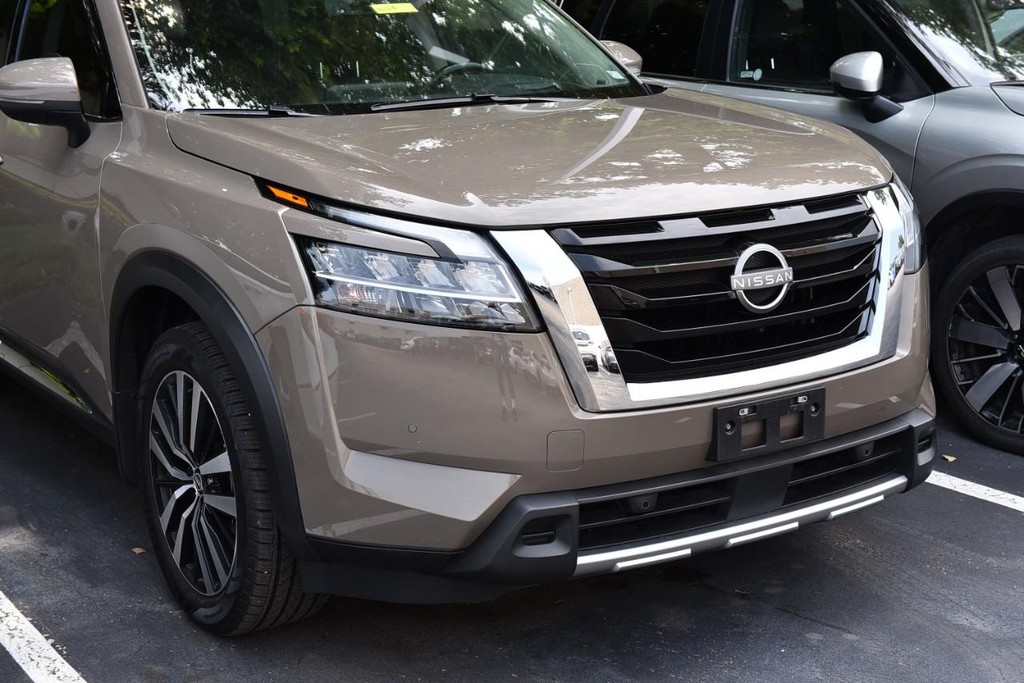 Nissan Pathfinder Vehicle Image 02