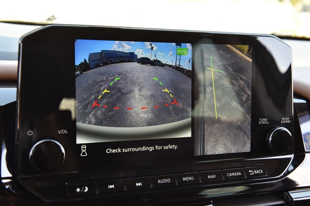 Nissan Pathfinder Vehicle Image 14