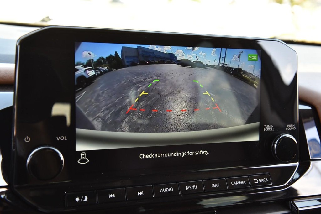 Nissan Pathfinder Vehicle Image 15