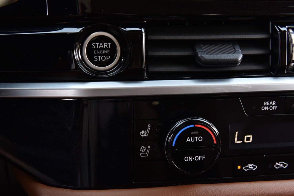 Nissan Pathfinder Vehicle Image 18