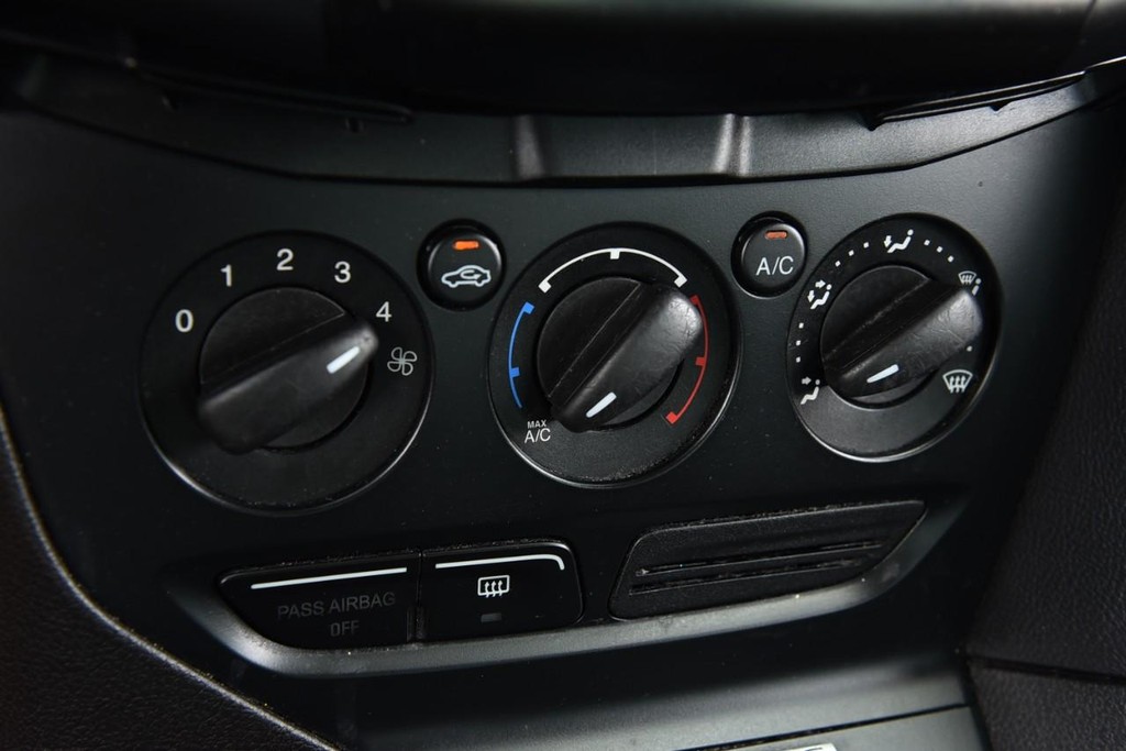 Ford Focus Vehicle Full-screen Gallery Image 13