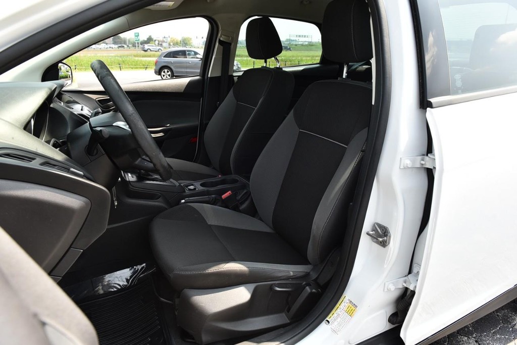 Ford Focus Vehicle Full-screen Gallery Image 15