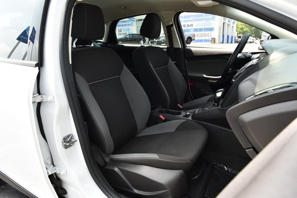 Ford Focus Vehicle Full-screen Gallery Image 16
