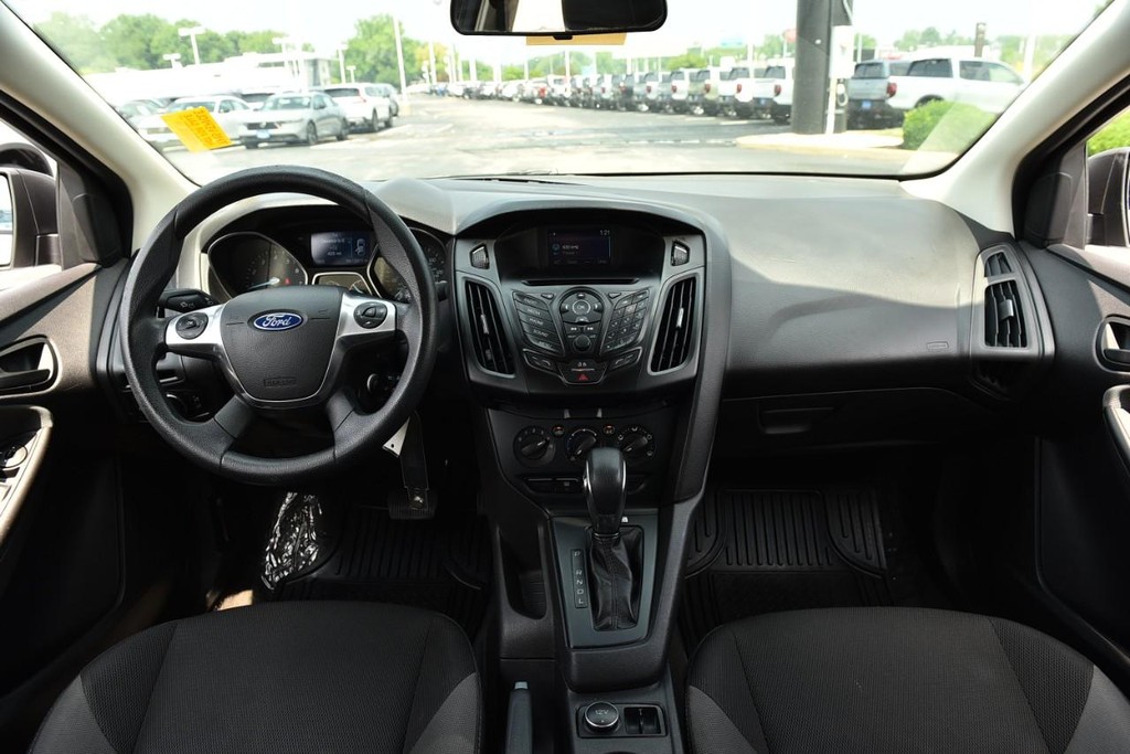Ford Focus Vehicle Full-screen Gallery Image 20