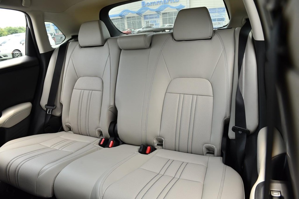 Honda HR-V Vehicle Full-screen Gallery Image 24