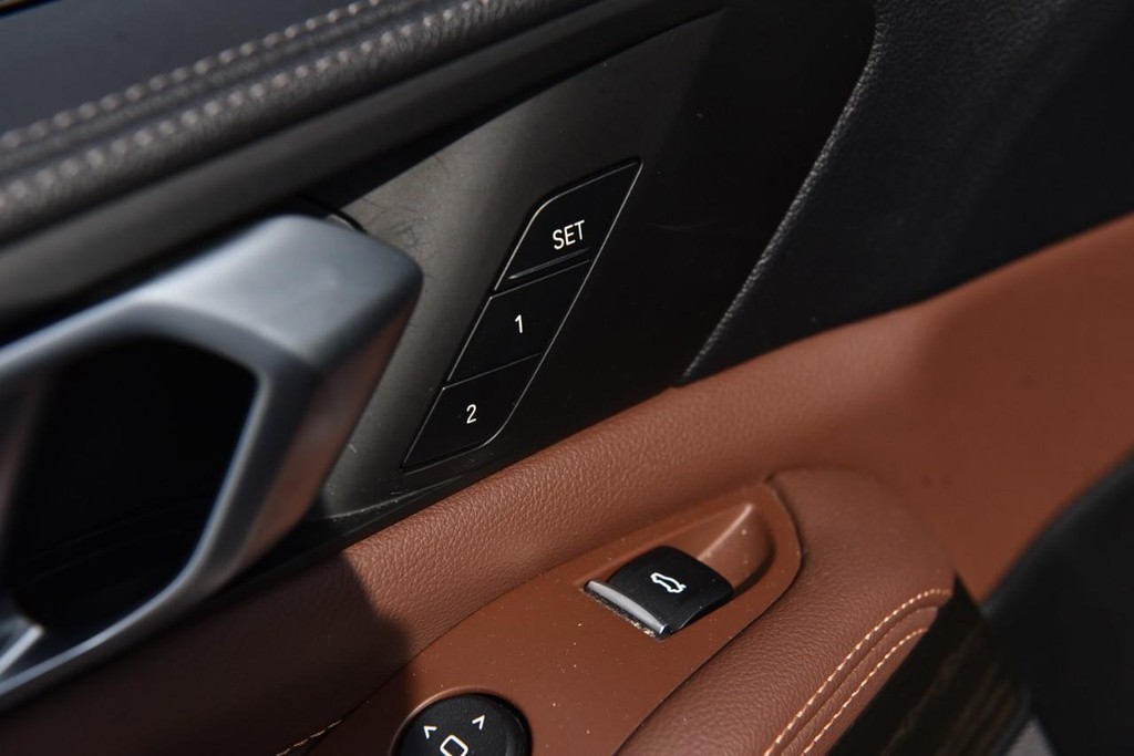 BMW X5 Vehicle Image 09