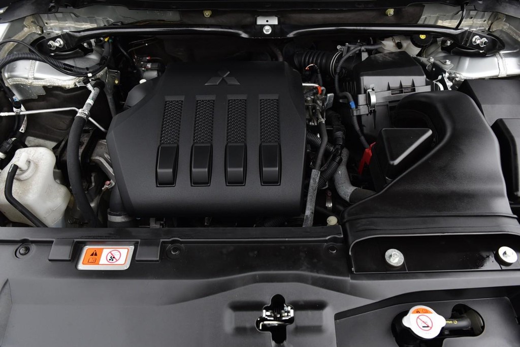 Mitsubishi Eclipse Cross Vehicle Image 22