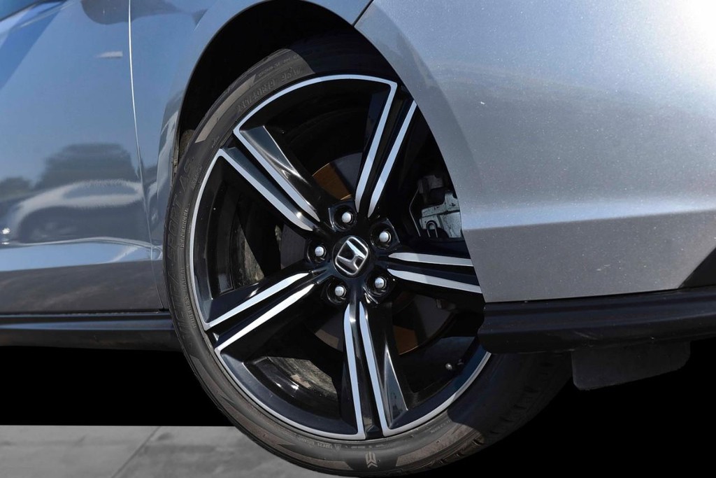 Honda Accord Hybrid Vehicle Full-screen Gallery Image 3