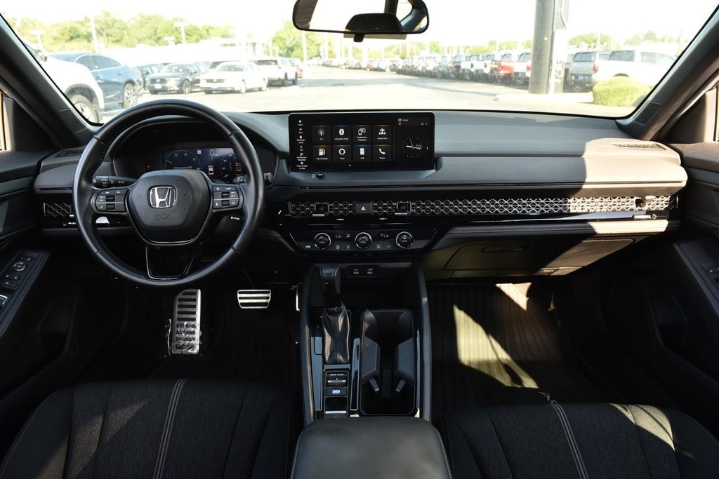 Honda Accord Hybrid Vehicle Full-screen Gallery Image 7