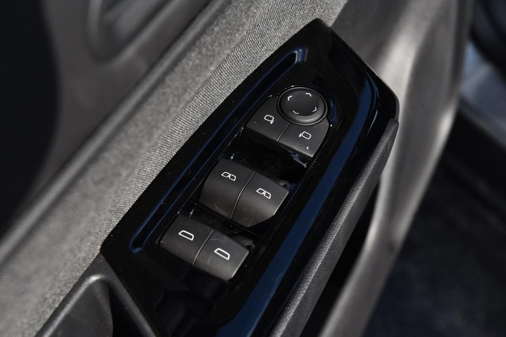 Honda Prologue Vehicle Full-screen Gallery Image 8