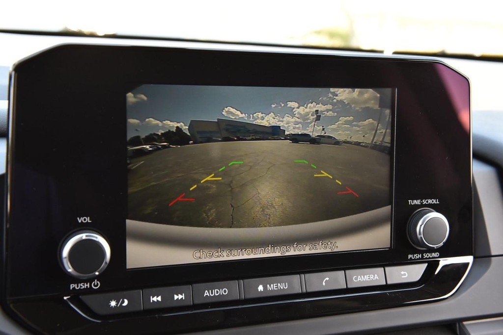 Nissan Pathfinder Vehicle Image 12