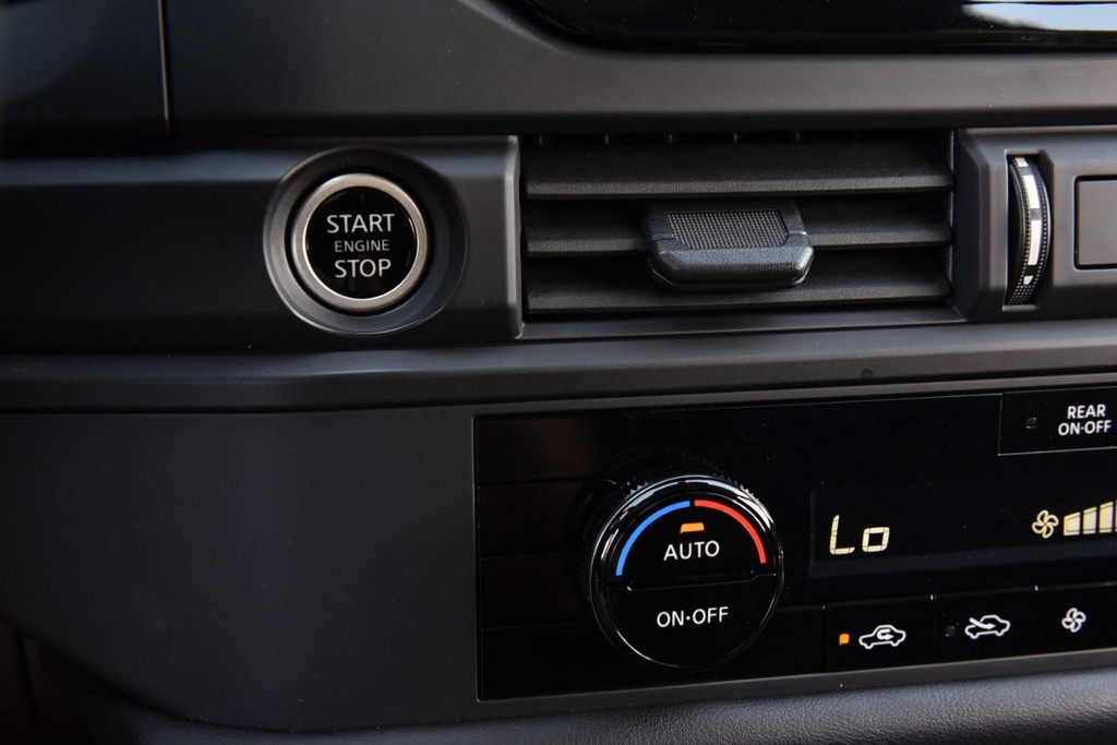 Nissan Pathfinder Vehicle Image 14