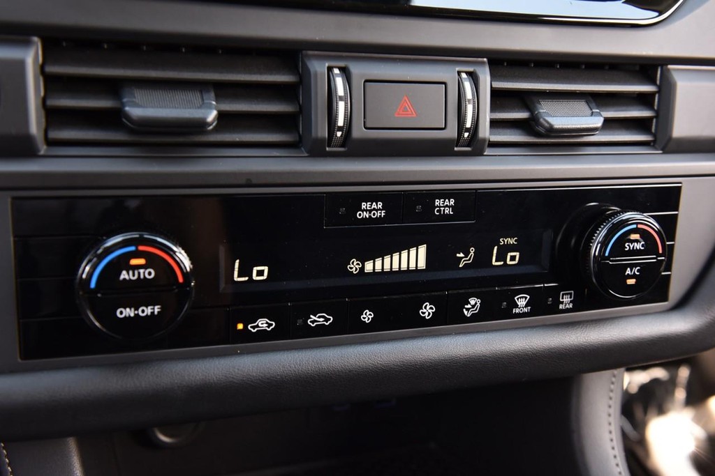 Nissan Pathfinder Vehicle Image 15