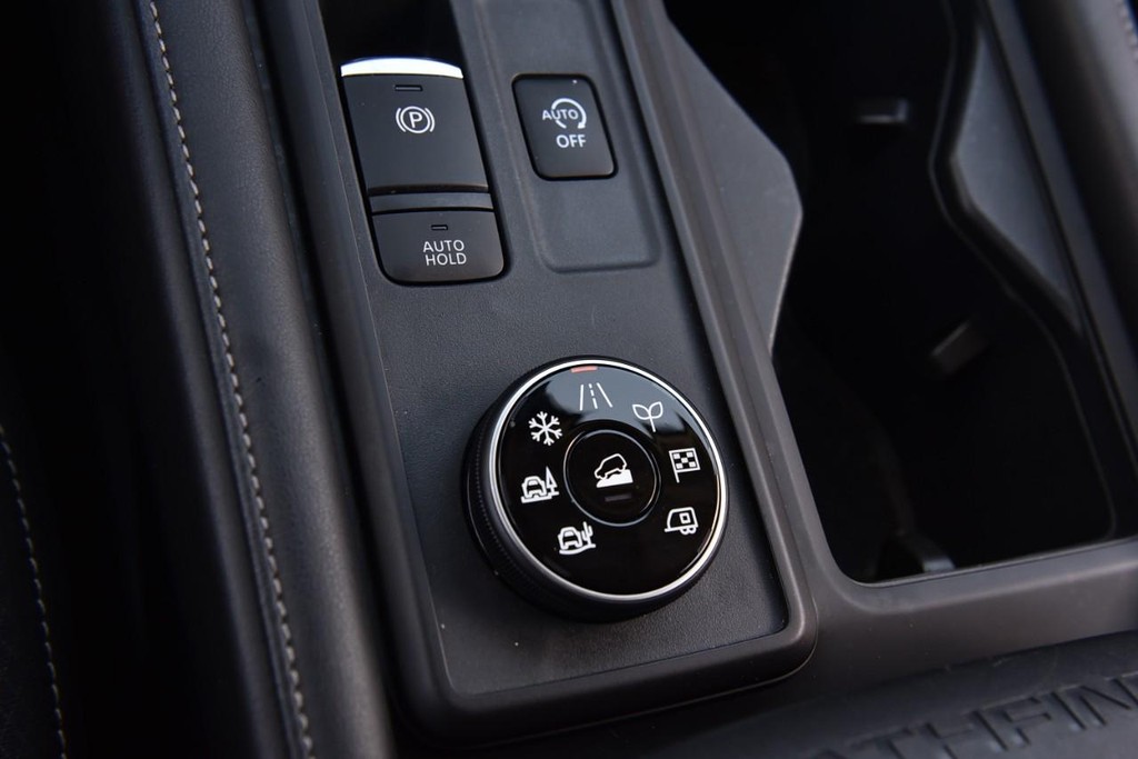 Nissan Pathfinder Vehicle Image 17