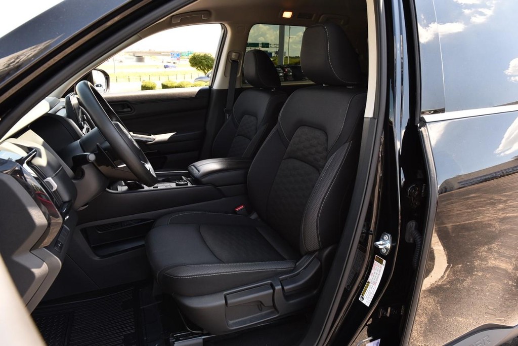 Nissan Pathfinder Vehicle Image 19