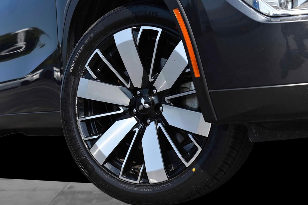 Mitsubishi Outlander Vehicle Full-screen Gallery Image 3