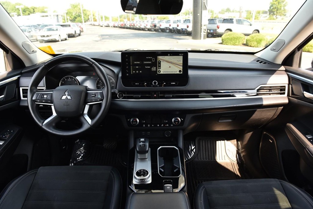 Mitsubishi Outlander Vehicle Full-screen Gallery Image 7