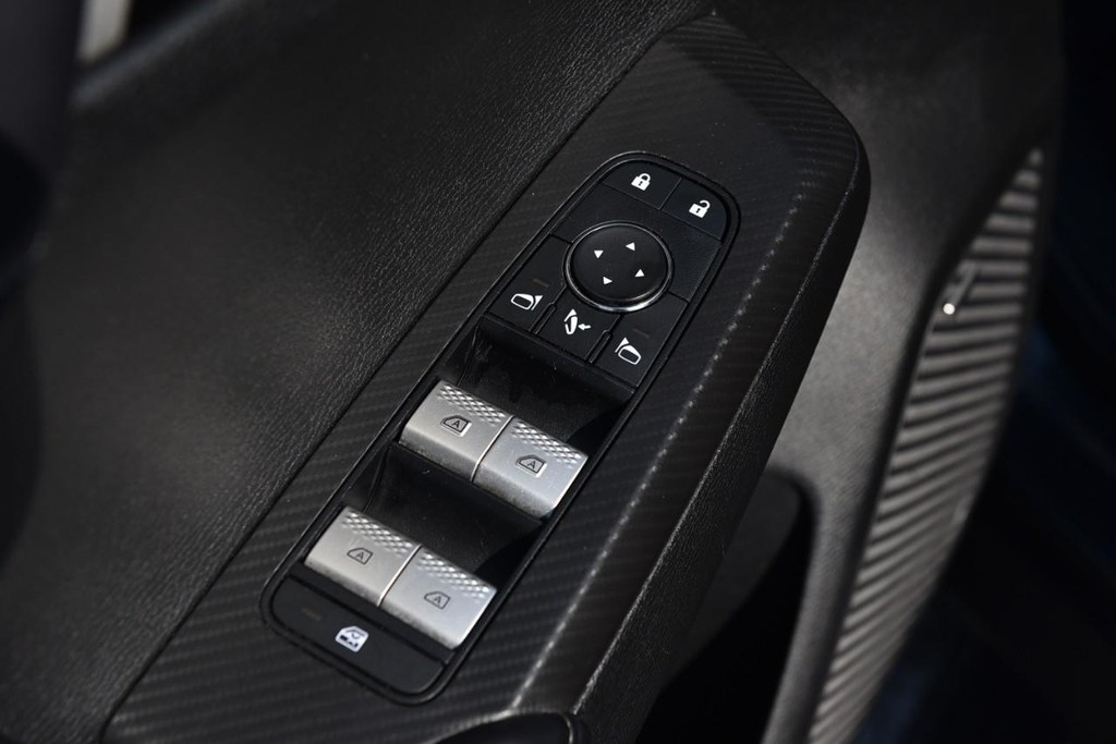 Mitsubishi Outlander Vehicle Full-screen Gallery Image 8