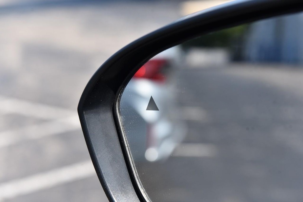 Mitsubishi Outlander Vehicle Full-screen Gallery Image 10