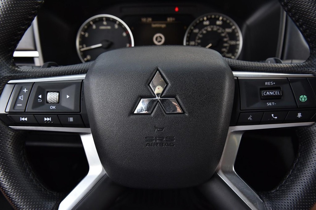 Mitsubishi Outlander Vehicle Full-screen Gallery Image 22
