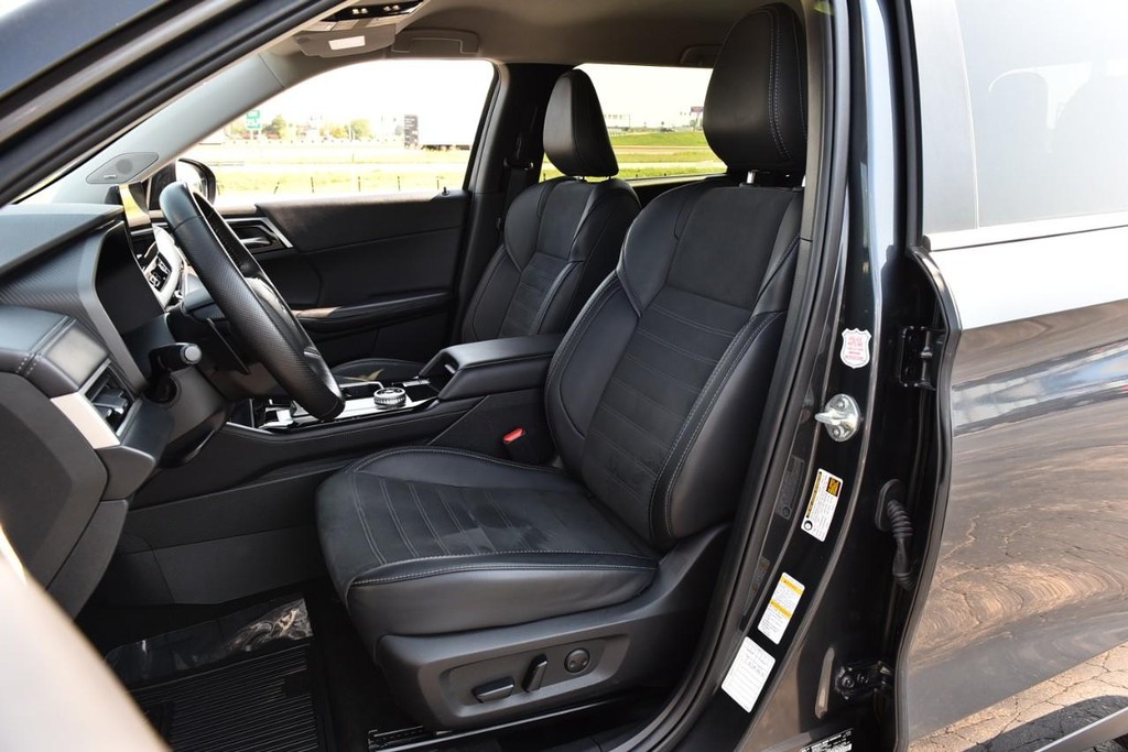 Mitsubishi Outlander Vehicle Full-screen Gallery Image 23