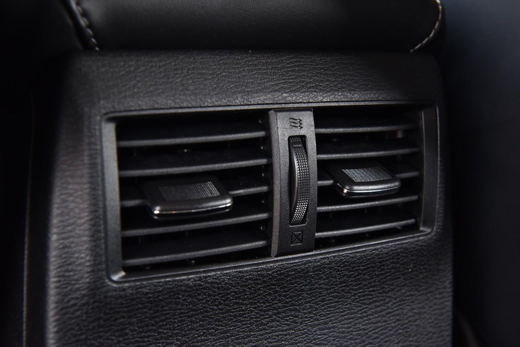 Mitsubishi Outlander Vehicle Full-screen Gallery Image 26