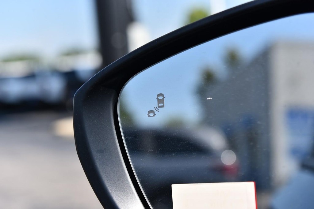 Honda Civic Hatchback Vehicle Full-screen Gallery Image 9