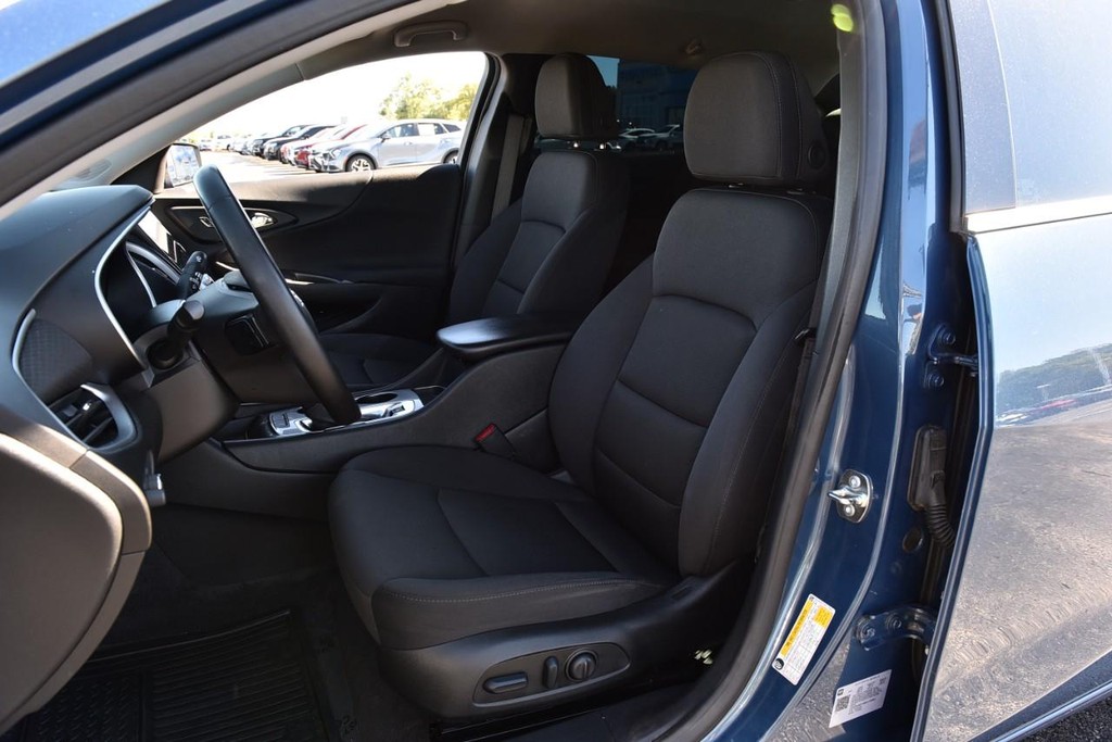 Chevrolet Malibu Vehicle Image 18