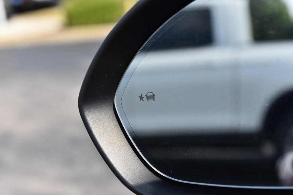 Buick Envision Vehicle Full-screen Gallery Image 10