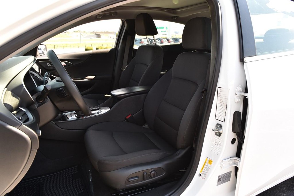 Chevrolet Malibu Vehicle Full-screen Gallery Image 18