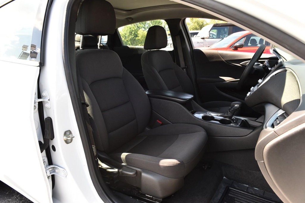Chevrolet Malibu Vehicle Full-screen Gallery Image 19