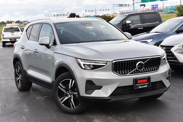 2025 Volvo XC40 Core Bright Theme