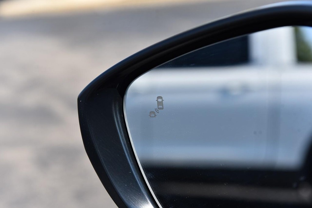 Honda Civic Hatchback Vehicle Image 09