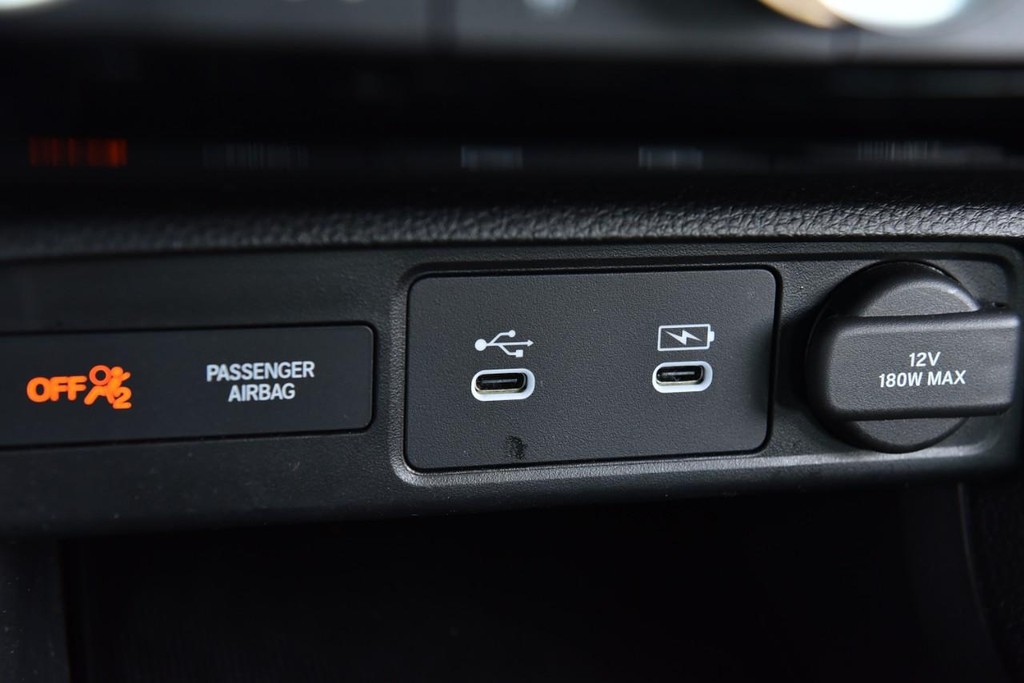 Honda Civic Hatchback Vehicle Image 16
