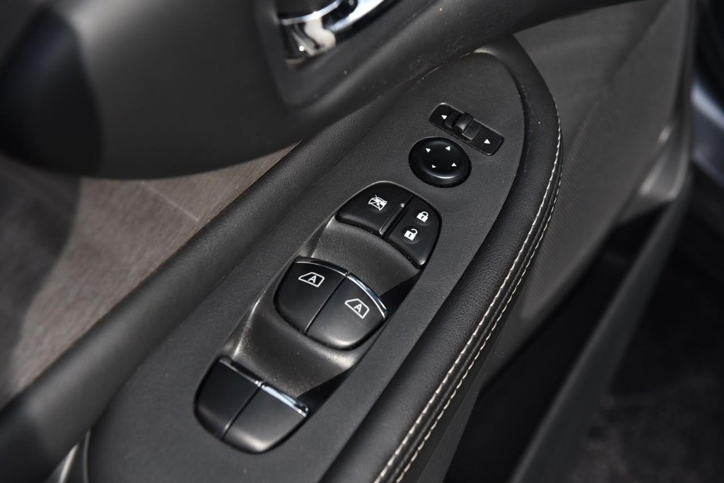 Nissan Murano Vehicle Full-screen Gallery Image 8