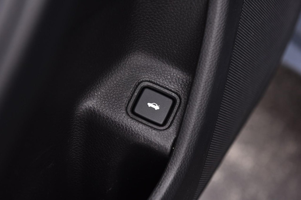Honda Accord Sedan Vehicle Full-screen Gallery Image 9