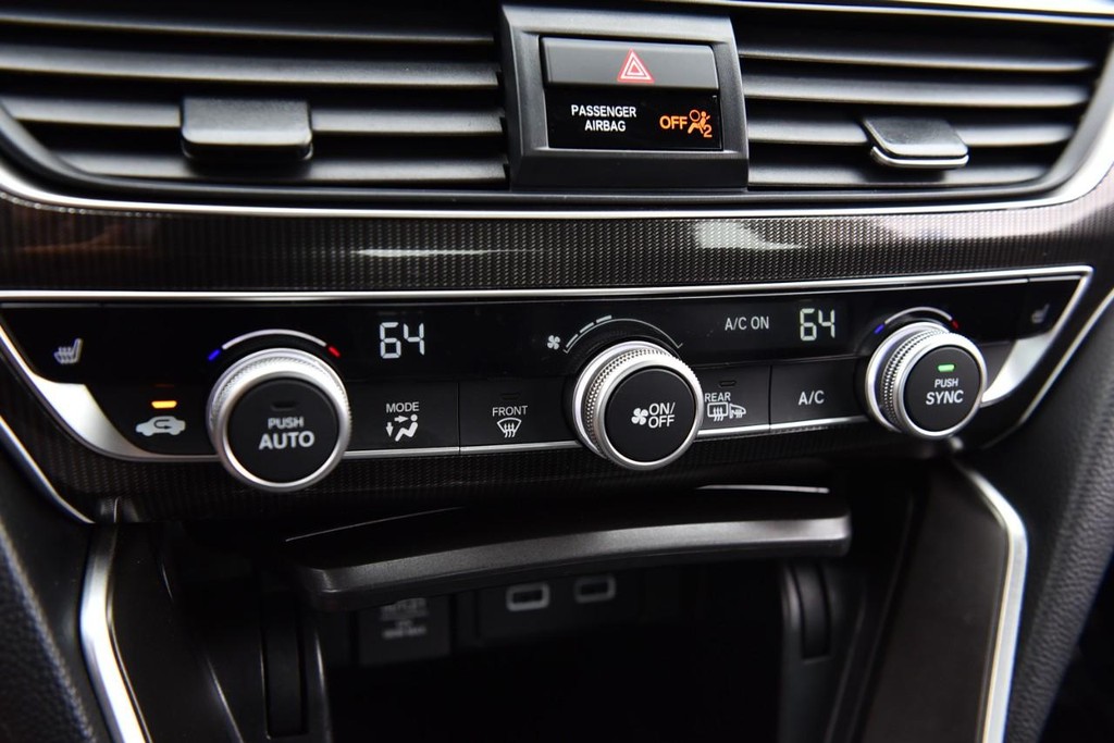 Honda Accord Sedan Vehicle Full-screen Gallery Image 15