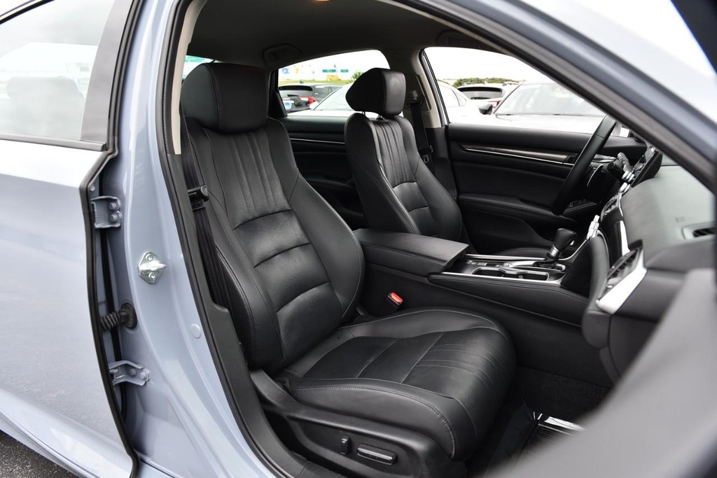 Honda Accord Sedan Vehicle Full-screen Gallery Image 21