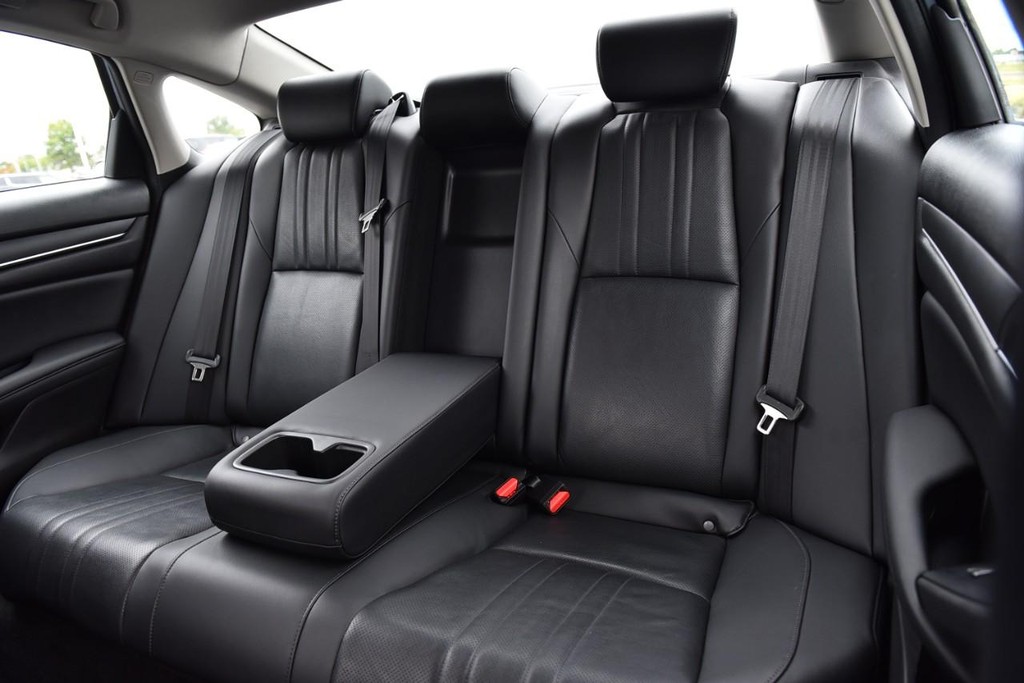 Honda Accord Sedan Vehicle Full-screen Gallery Image 22