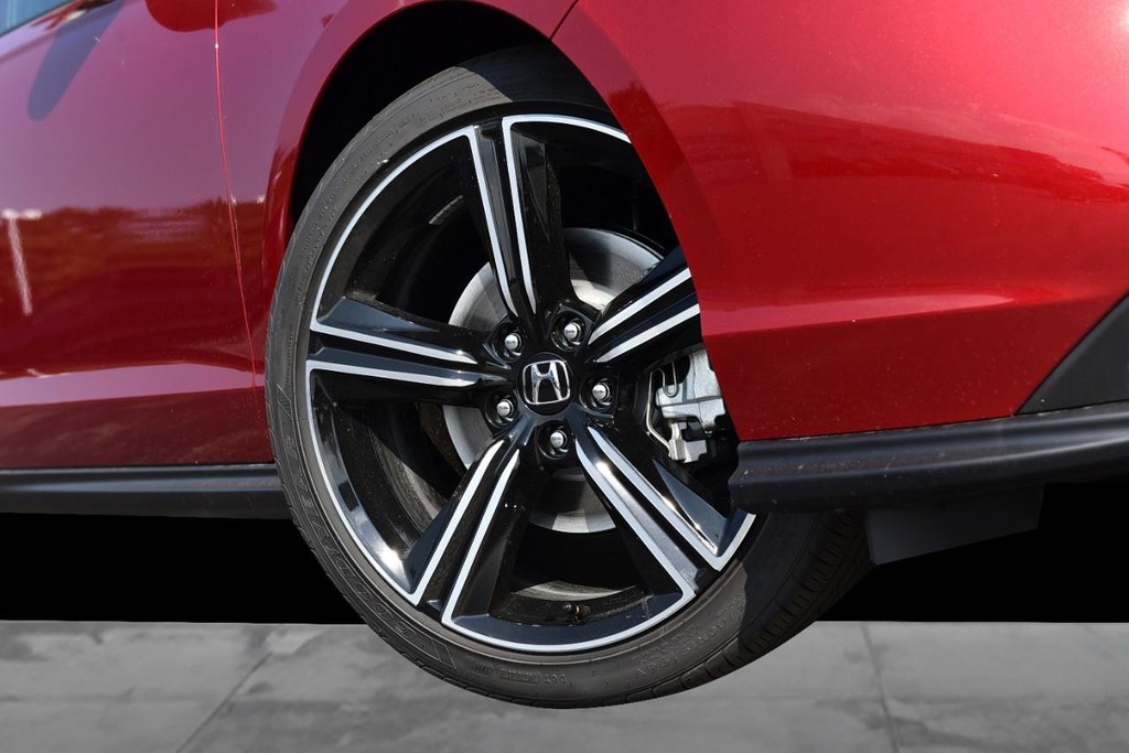 Honda Accord Hybrid Vehicle Full-screen Gallery Image 3