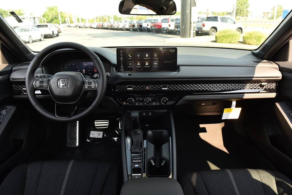Honda Accord Hybrid Vehicle Full-screen Gallery Image 7