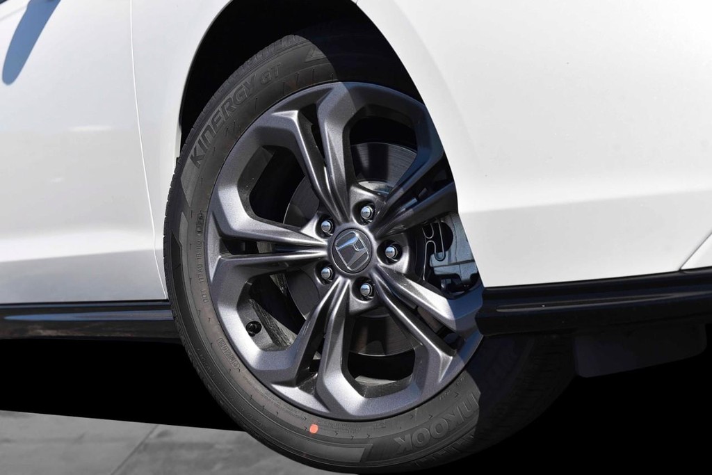 Honda Accord Hybrid Vehicle Full-screen Gallery Image 3