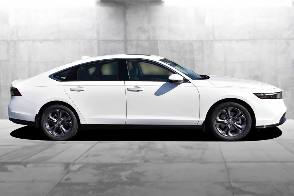 Honda Accord Hybrid Vehicle Full-screen Gallery Image 5