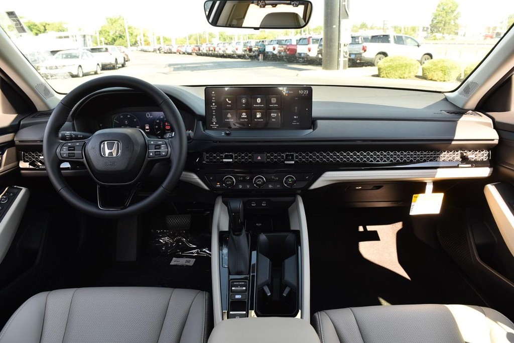 Honda Accord Hybrid Vehicle Full-screen Gallery Image 7