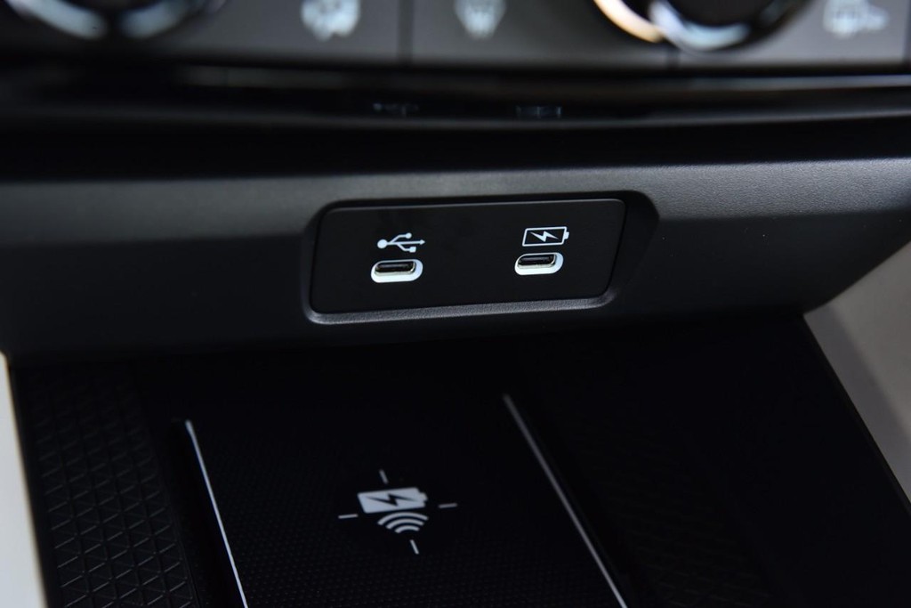 Honda Accord Hybrid Vehicle Full-screen Gallery Image 16