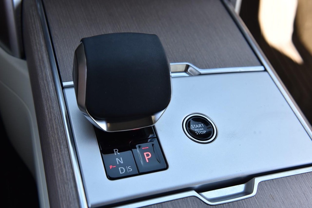 Land Rover Range Rover Vehicle Image 16