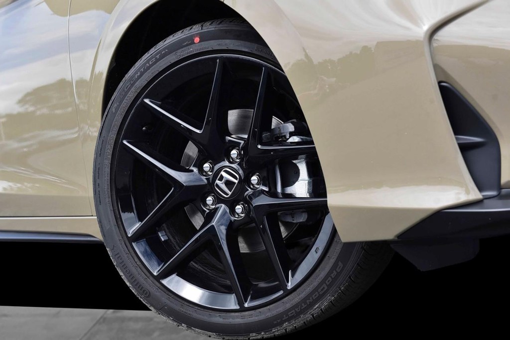 Honda Civic Hatchback Hybrid Vehicle Image 03